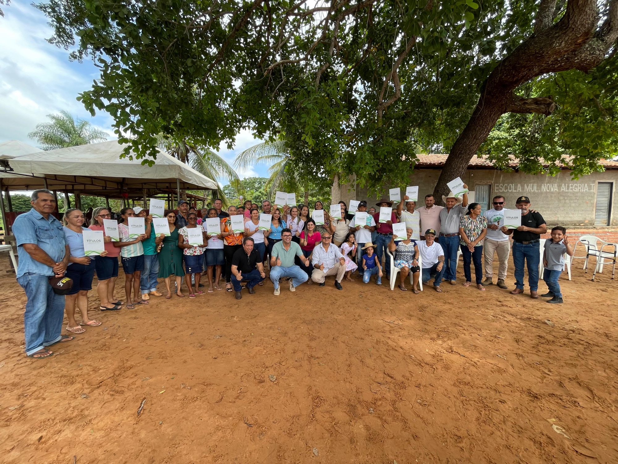 VEREADORES PARTICIPAM DE ENTREGA DE TÍTULOS DEFINITIVOS NO ASSENTAMENTO PA RETIRO II
